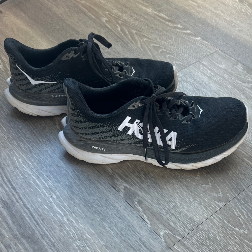 Hoka Black and White W MACH 5 WIDE size 8